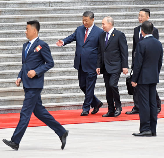 Пекин. Президент РФ Владимир Путин (в центре, справа) и  председатель КНР Си Цзиньпин (в центре, слева) на  церемонии официальной встречи у Дома народных собраний на площади Тяньаньмэнь