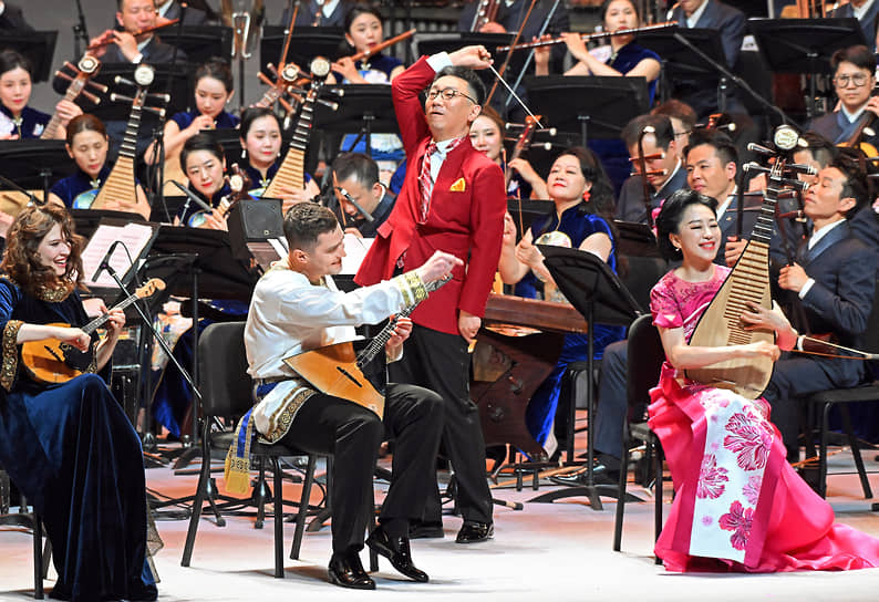 Пекин. Выступление артистов на торжественном концерте по случаю 75-летия установления дипломатических отношений между Россией и Китаем