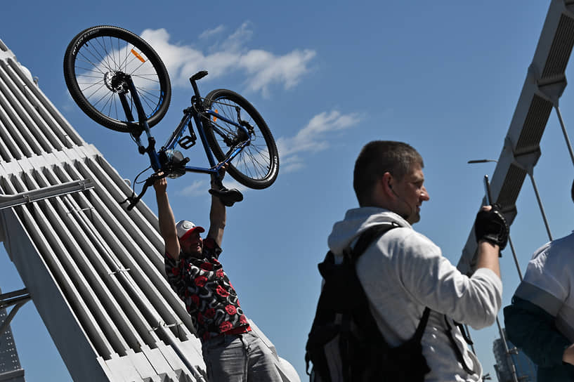 В 12:00 на Зубовской площади открылся фестивальный городок, в 13:00 был дан старт велопрогулке по Садовому кольцу