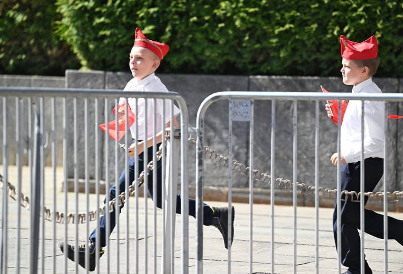 Мальчики перед торжественной церемонией на Красной площади