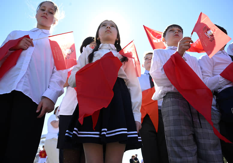 Школьники получили красные пионерские галстуки на Красной площади