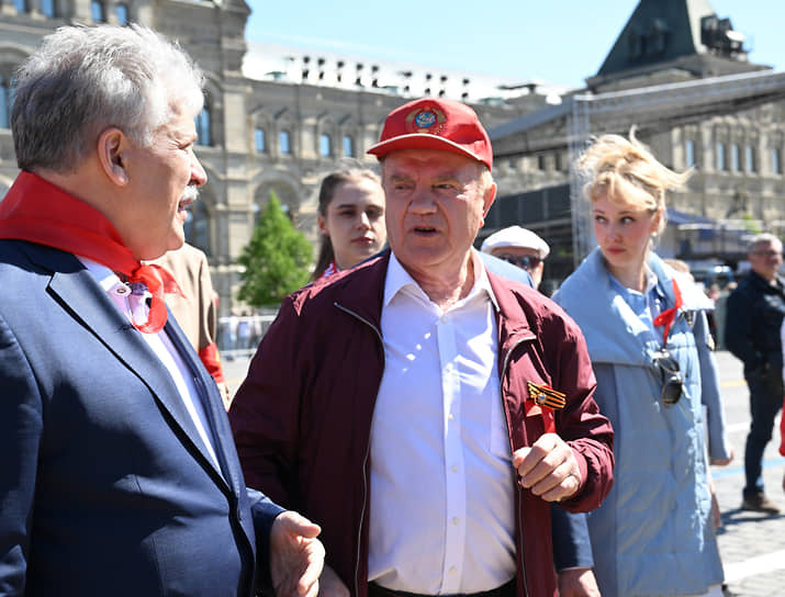 Лидер КПРФ Геннадий Зюганов и глава подмосковного Совхоза имени Ленина Павел Грудинин (слева) 