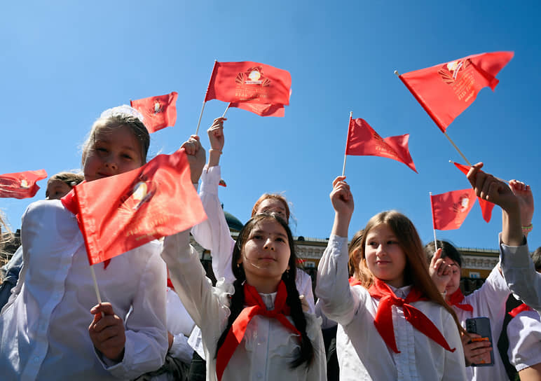 Школьники в пионерской форме на Красной площади