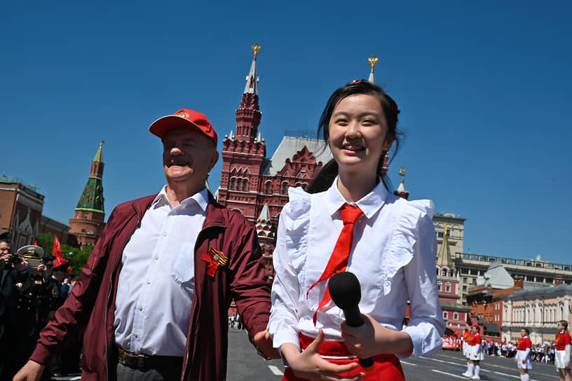 Лидер КПРФ Геннадий Зюганов (в центре)