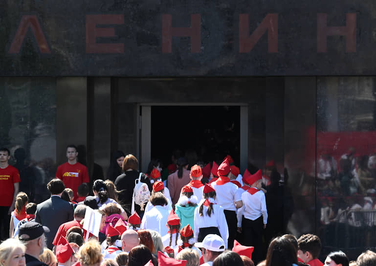 Школьники на входе в Мавзолей Владимира Ленина