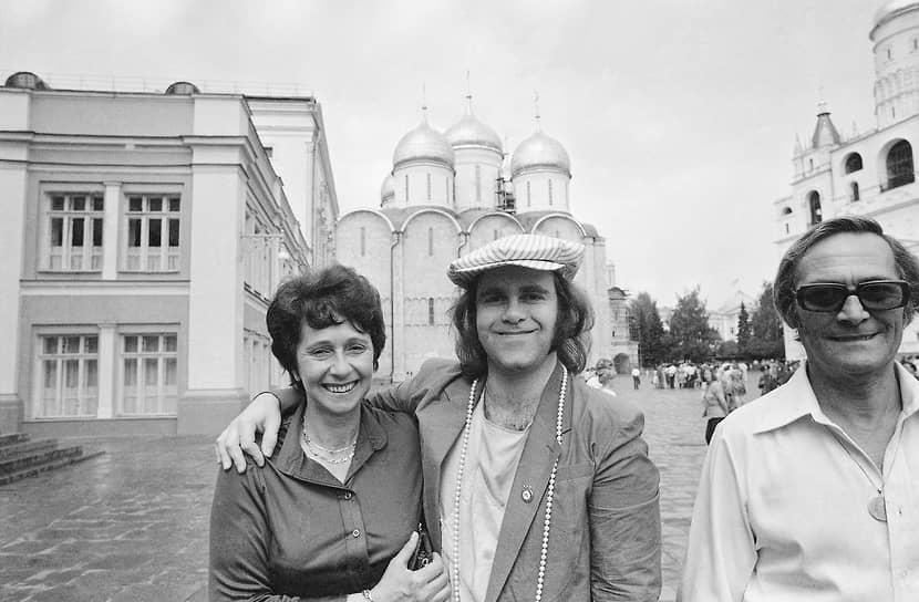 Элтон Джон со своей матерью Шейлой Фэарбазер на территории Московского Кремля