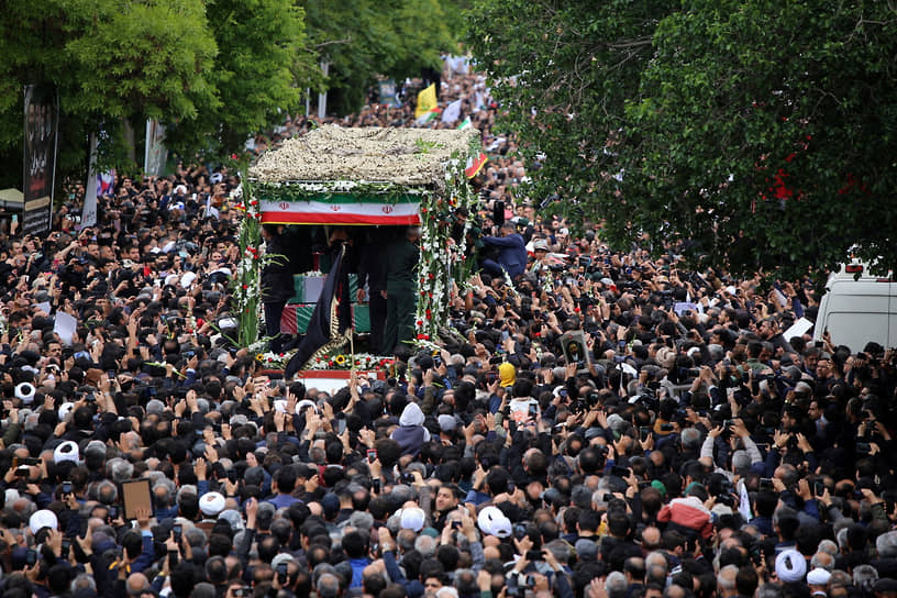Люди, пришедшие проститься с погибшим президентом Эбрахимом Раиси в Тебризе