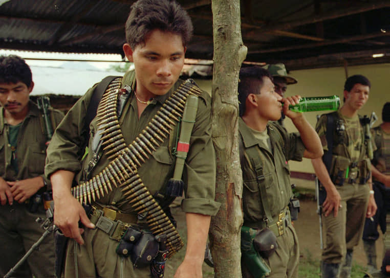 В середине 1990-х FARC предприняла серию громких атак, показавших слабость президента Эрнесто Сампера Писано (на фото: повстанцы на фото 1996 года)