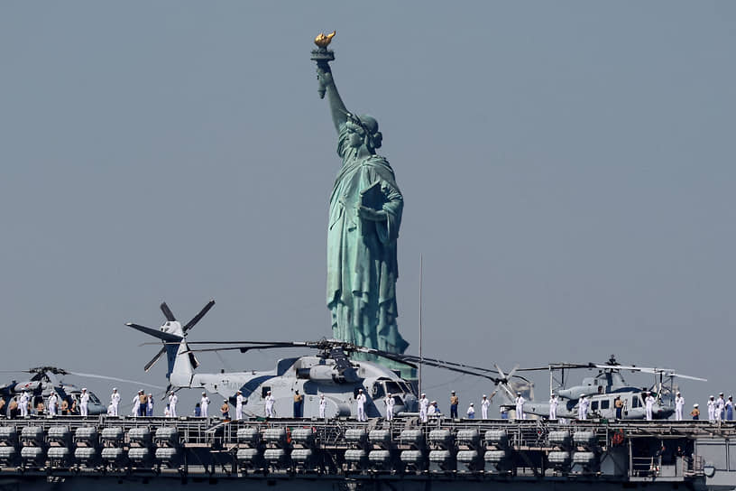 Нью-Йорк, США. Морские пехотинцы выстраиваются на палубе авианосца USS Bataan во время парада кораблей
