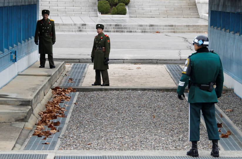 В отличие от объединения Вьетнама, объединения Кореи не произошло. На фото — военнослужащие двух Корей в демилитаризованной зоне