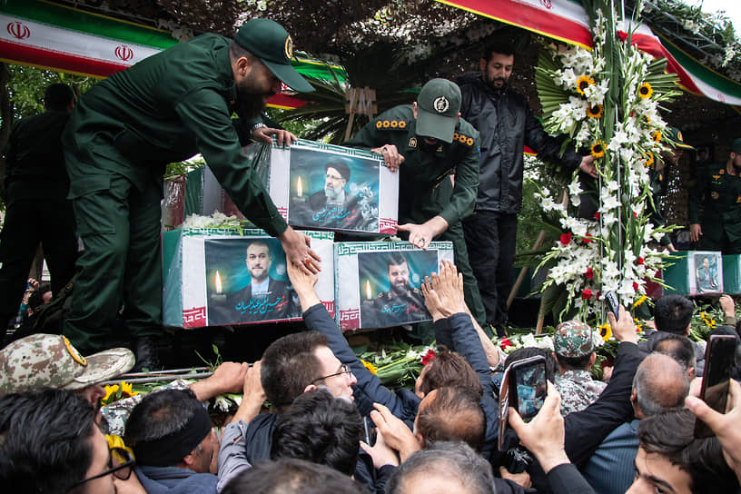Похоронная процессия по погибшему президенту Ирана Эбрахиму Раиси