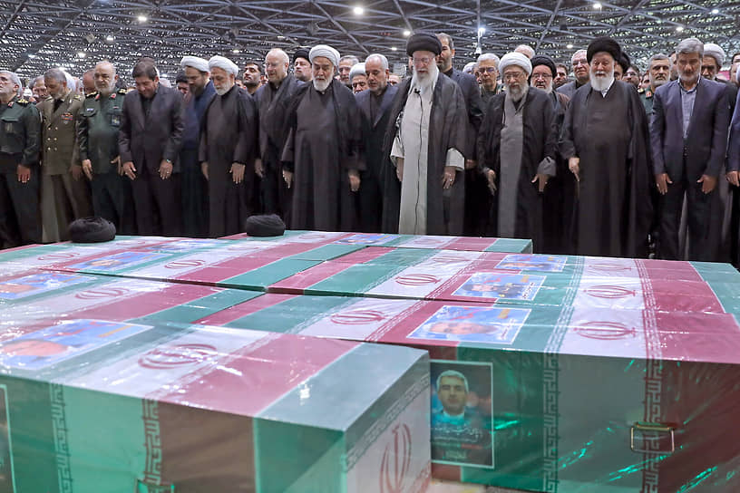 Ранее в Тегеране на территории мемориального комплекса Шаха Абдул-Азима также прошли похороны министра иностранных дел Ирана Хосейна Амира Абдоллахияна 