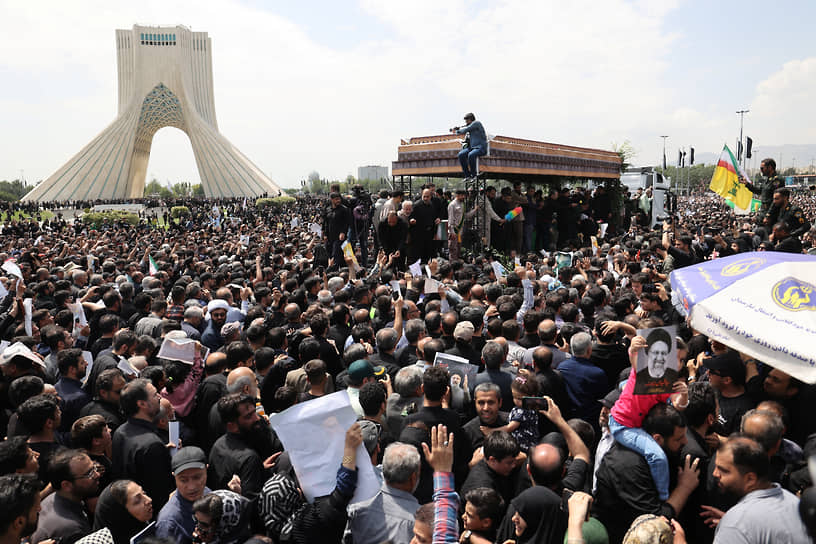 Сотни людей в мавзолее имама Резы — одной из важнейших святынь шиитов Ирана — собрались на церемонии похорон погибшего президента