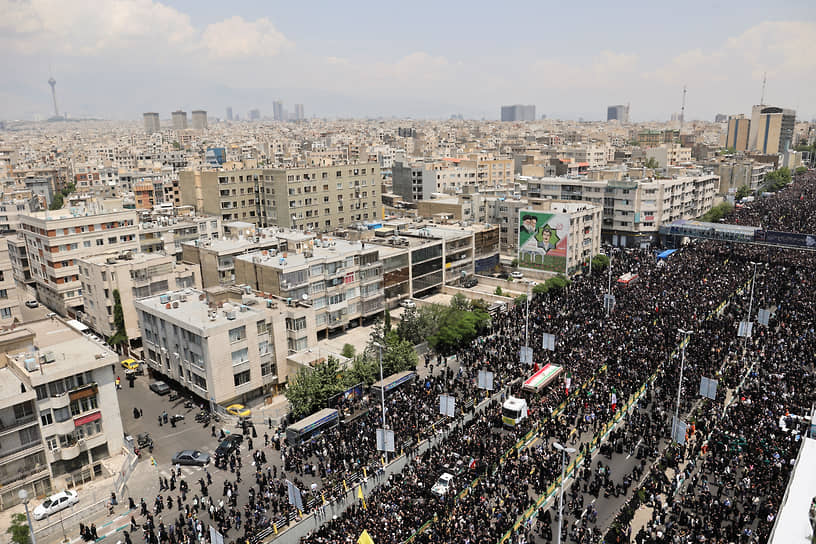 Миллионы человек растянулись по улицам города, следуя за похоронной процессией