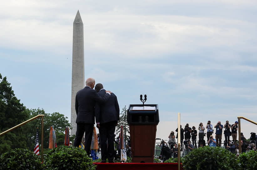 Вашингтон, США. Президент США Джо Байден (слева) разговаривает с президентом Кении Уильямом Руто 