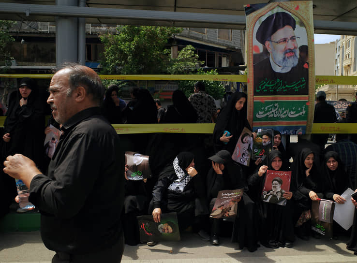В аэропорту Мешхеда и на улицах собрались многочисленные толпы скорбящих иранцев 