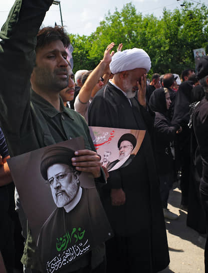 Мечеть и ее окрестности переполнены людьми, желающими почтить память погибшего президента, многие из них держат в руках портреты Раиси