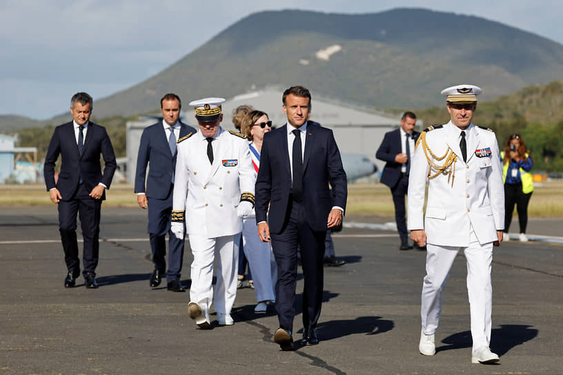 Президент Франции Эммануэль Макрон (в центре) в столице Новой Каледонии Нумеа, 23 мая