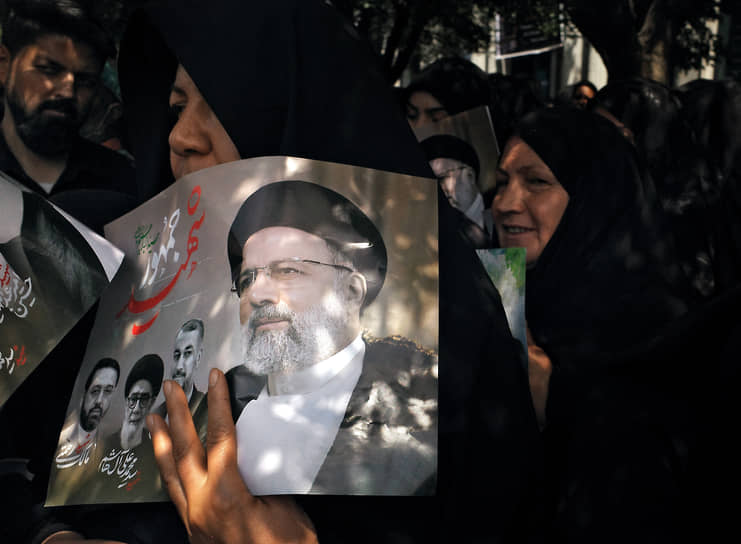 Церемония прощания с президентом Ирана Эбрахимом Раиси в мавзолее Имама Резы в Мешхеде