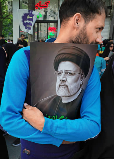 Мешхед, Иран. Церемония прощания с погибшим при крушении вертолета президентом Ирана Эбрахимом Раиси в мавзолее имама Резы 