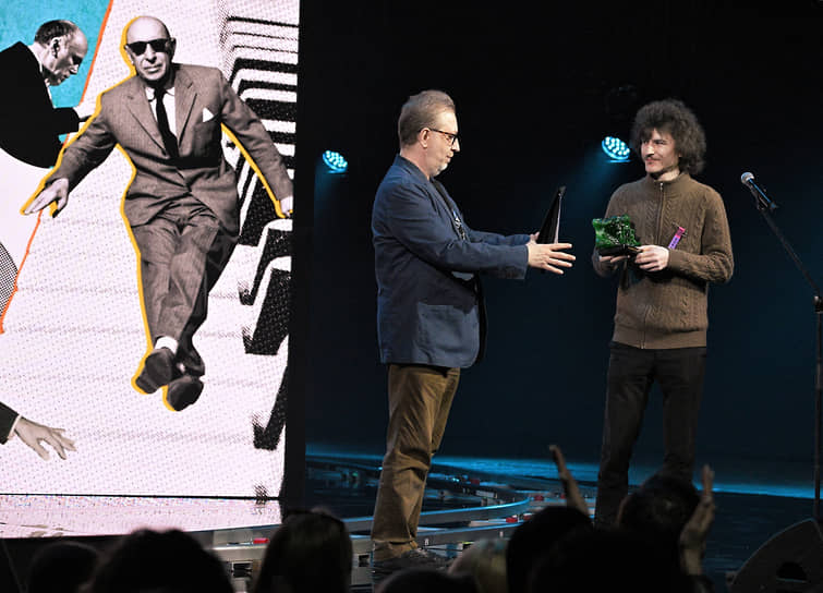 Композиторы Павел Карманов (слева) и Сергей Шестаков на церемонии награждения лауреатов «Премии Художественного театра»