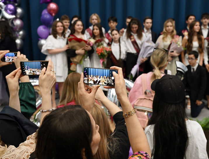 В этом году 9-е и 11-е классы окончили около 2,3 млн учеников 
&lt;BR>На фото: выпускники в школе №35 в Мытищах 