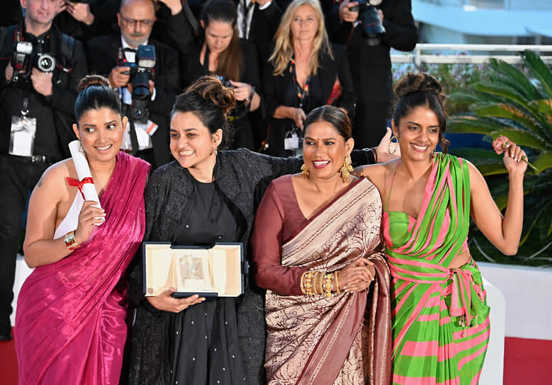 Индийский режиссер Паял Кападиа (вторая слева) получила гран-при фестиваля за картину «Все, что мы представляем как свет»