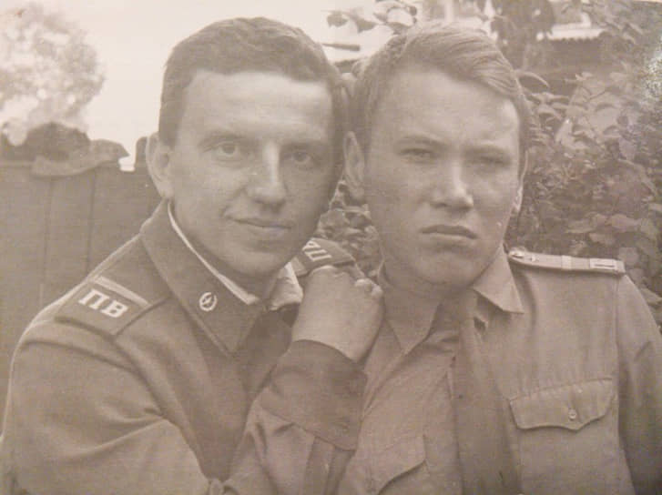 Участники музыкальной группы «Чайф»  Владимир Шахрин (слева) и Владимир Бегунов в 1978–1980 годах служили в пограничных войсках КГБ СССР в Хабаровском крае. После полугода службы их перевели в ансамбль песни и пляски Дальневосточного пограничного округа