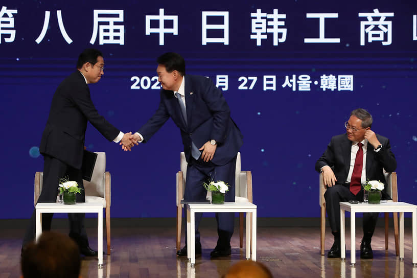 Слева право: премьер-министр Японии Фумио Кисида, президент Южной Кореи Юн Сок Ёль и глава правительства КНР Ли Цян