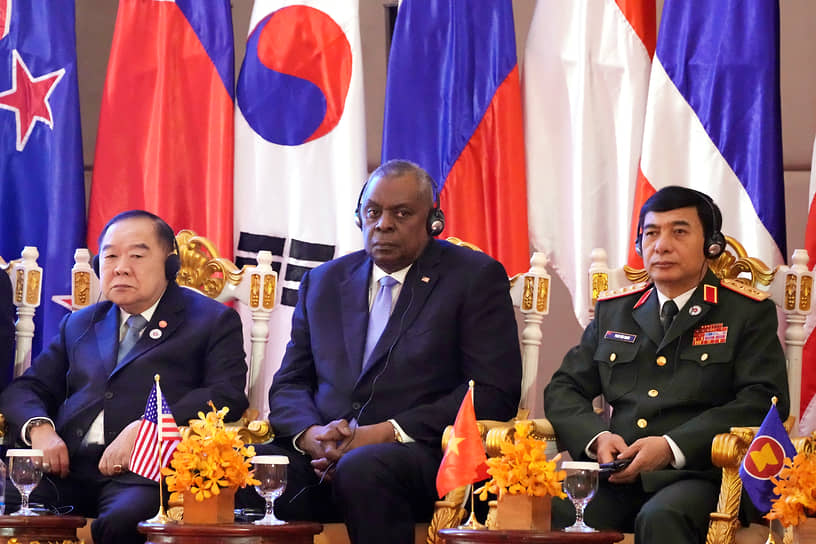 Вице-премьер Таиланда Правит Вонгсуван, министр обороны США Ллойд Остин и министр обороны Вьетнама Фан Ван Джанг (слева направо)
