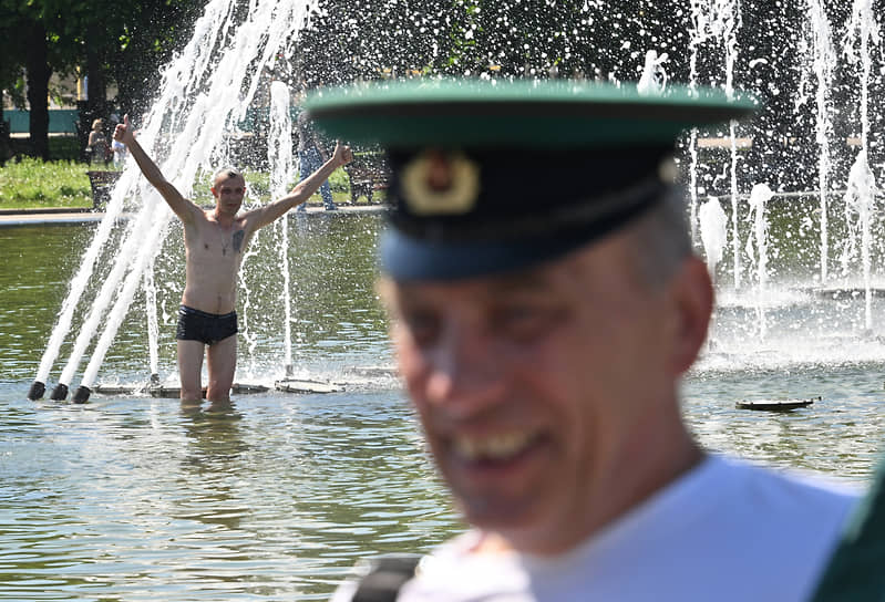 Пограничник купается в фонтане в Парке Горького 