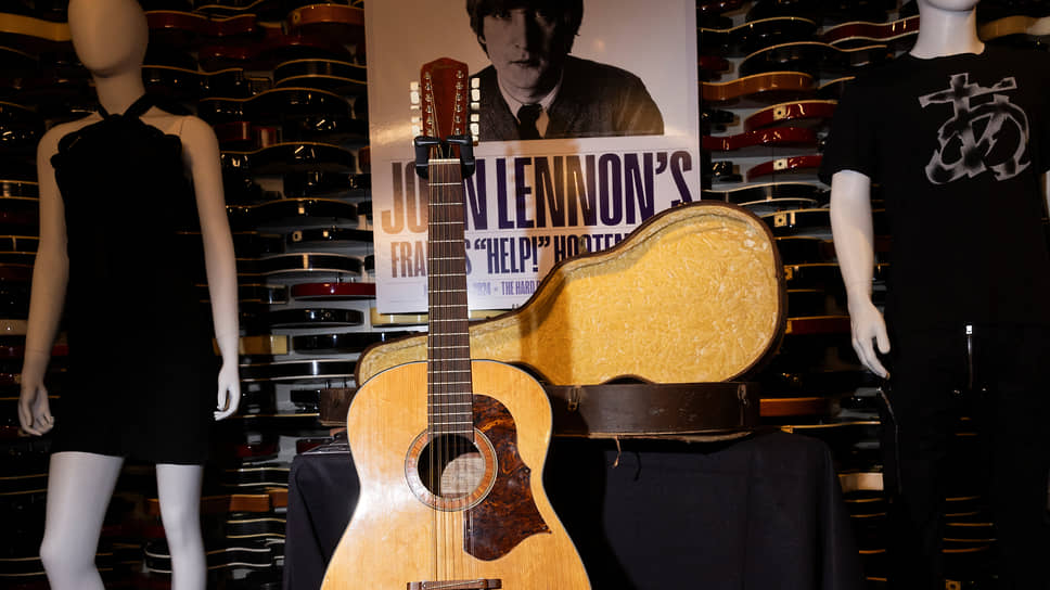 Гитара Джона Леннона продана на аукционе за рекордную в истории The Beatles сумму