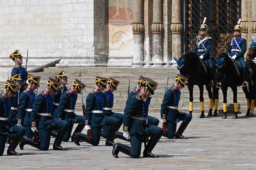Гвардейцы традиционно носят шерстяную форму, многие элементы которой позаимствованы из парадной формы Российской императорской гвардии 1909-1913 годов