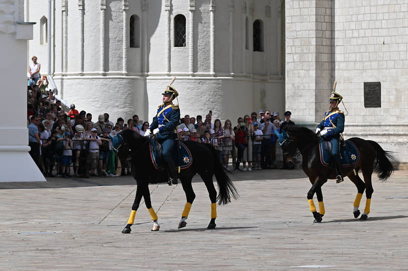 В церемонии участвовали 12 всадников. Они выполнили конные построения «карусель», «восьмерка», «цепочка» и «мельница»