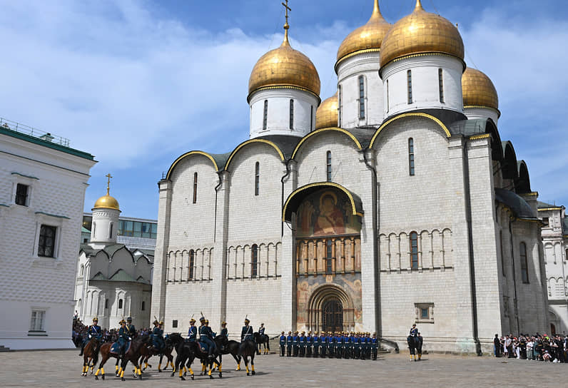 Конные и пешие караулы президентского полка на Соборной площади Кремля