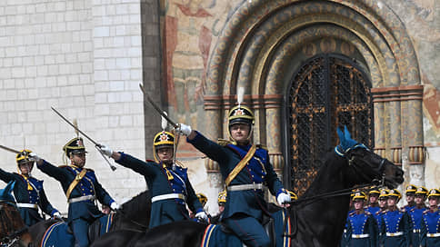 Развод пеших и конных караулов в Кремле // Как прошла первая церемония в этом сезоне
