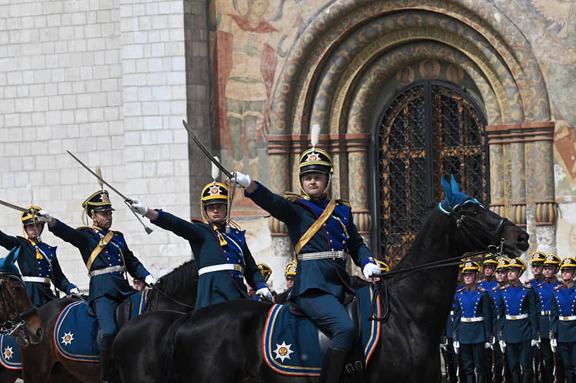 Гвардейцы роты специального караула президентского полка на Соборной площади Кремля