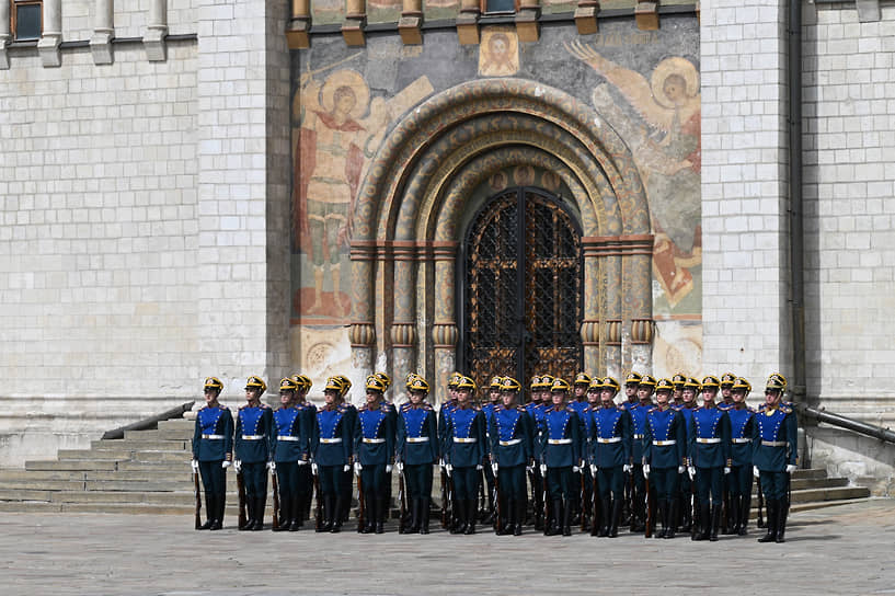 Церемония развода пеших и конных караулов президентского полка регулярно проводится в Кремле с 2005 года. Исключением стал 2020 год, когда разводы караулов отменили в связи с пандемией 