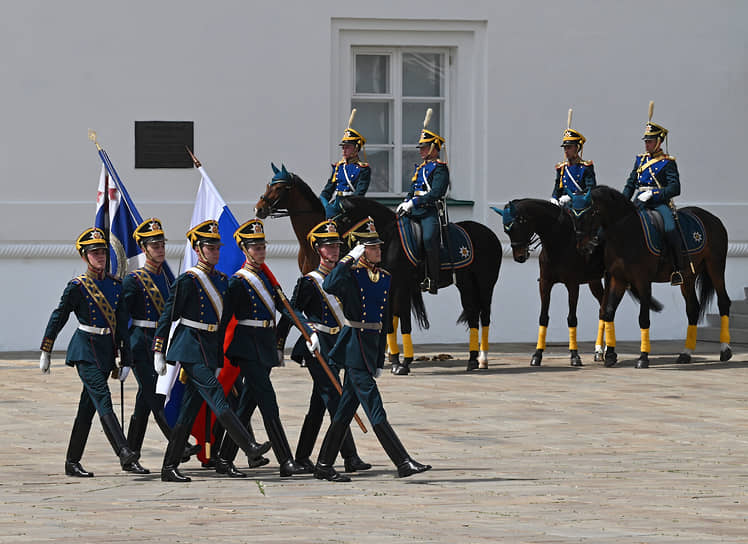 Церемония развода пеших и конных караулов президентского полка в Кремле 