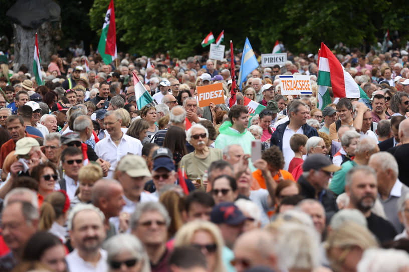 1 июня в Будапеште прошел многотысячный «Марш мира»  против вовлечения Венгрии в конфликт на Украине