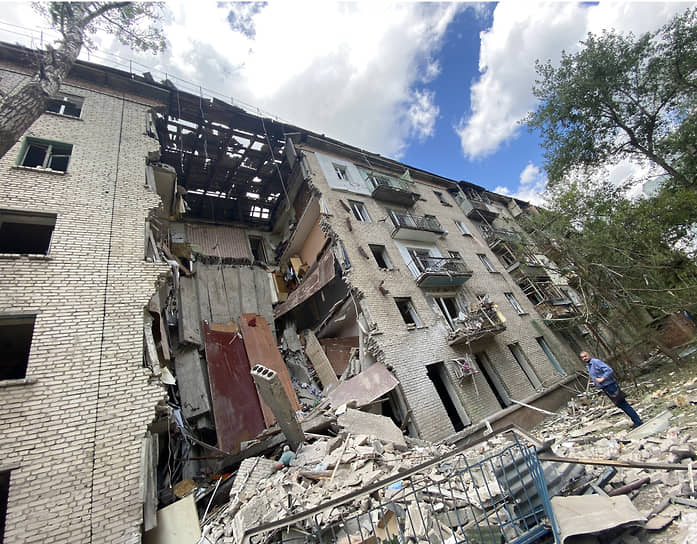 7 июня в результате ракетного удара по Луганску обрушился подъезд пятиэтажного дома. Четыре человека погибли, более 40 пострадали. Минобороны РФ сообщило, что ВСУ нанесли пять ударов ракетами ATACMS. По их данным, четыре ракеты удалось сбить, одна поразила два жилых дома