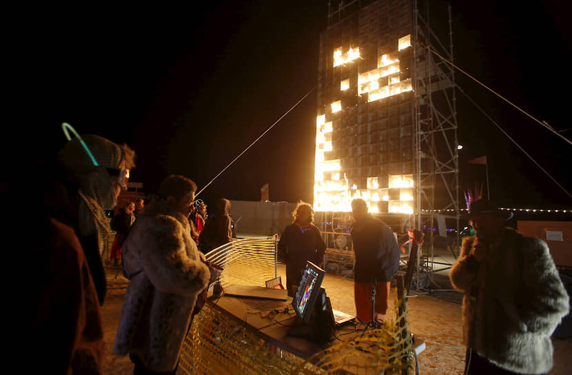Пустыня Блэк-Рок, США. Гости фестиваля искусств и музыки Burning Man играют в огненный «Тетрис» 