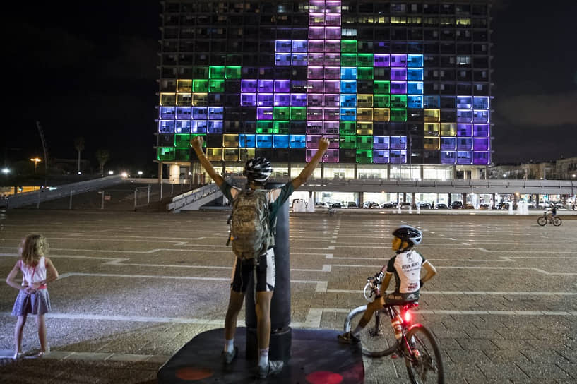 Тель-Авив, Израиль. Гости фестиваля инноваций DLD играют в «Тетрис» с помощью гигантского джойстика и световой проекции на здание местного муниципалитета 