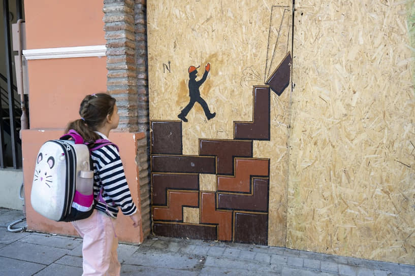 Тбилиси. Девочка рассматривает граффити с «Тетрисом» 