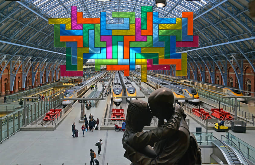 Лондон. Мозаика из плексигласа на вокзале Сент-Панкрас