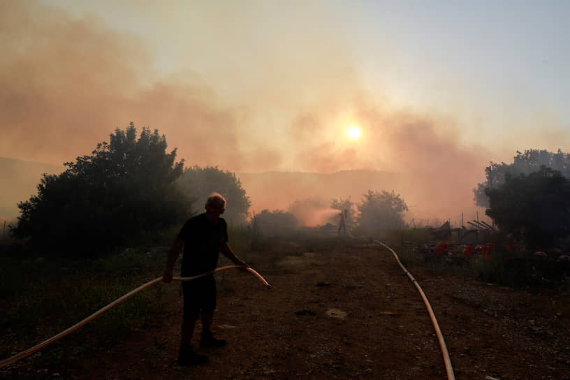 Дишон, Израиль. Местные жители тушат пожар после атаки ливанской «Хезболлы»