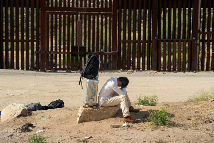 Джакумба-Хот-Спрингс, США. Мигрант после пересечения мексикано-американской границы