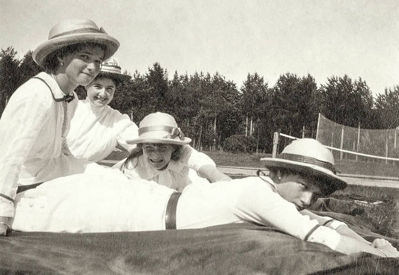 Слева направо: великая княжна Ольга, Анастасия Гендрикова, великая княжна Анастасия, великая княжна Татьяна
