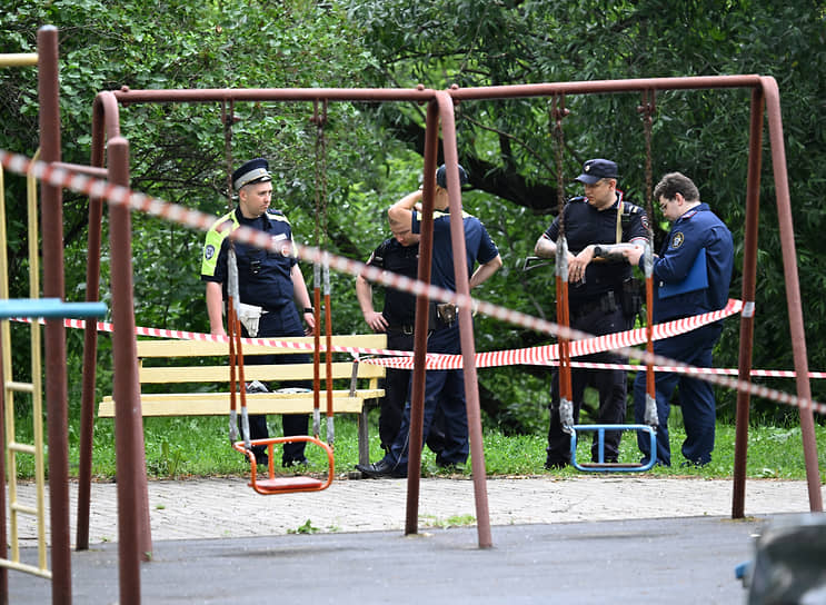 Сотрудники полиции на месте задержания предполагаемого убийцы на Матвеевской улице