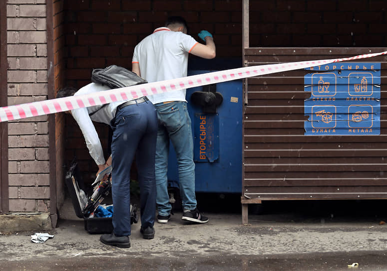 Сотрудники полиции на месте задержания предполагаемого убийцы на Матвеевской улице